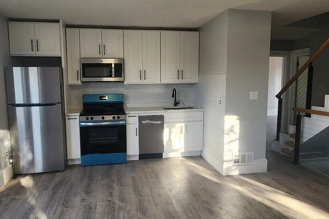 Kitchen appliances - 2Bed 1Bath Apt close to campus