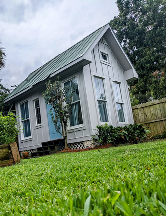 Tiny house in lush garden setting - Adorable, furnished downtown tiny house. Flexible lease. Includes utilities.