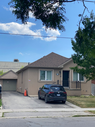 Outside the house - For Lease: Spacious 5-Bedroom Bungalow near Glencairn Subway Station 🚇 House