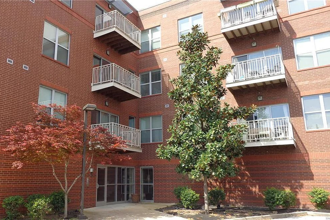 Outside building - 2 Bed 2 Bath, Top Floor with Balcony! Walk to The Loop, Roofed Private Parking, and more! Apartments
