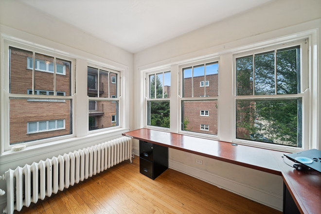 Private office with room - Fall Sublease: Large Bedroom with Private Office at 721 Foster (Open for up to 1-2 people) Apartments