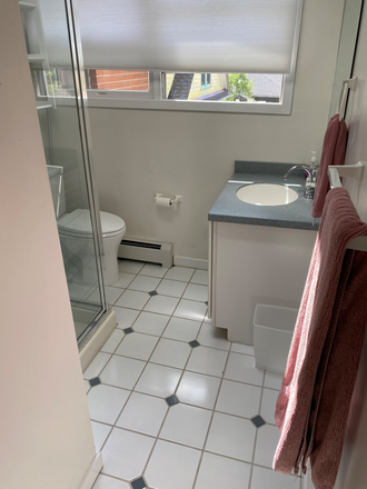 En-suite bathroom - Professional Baby Grand Piano easy walk to campus House