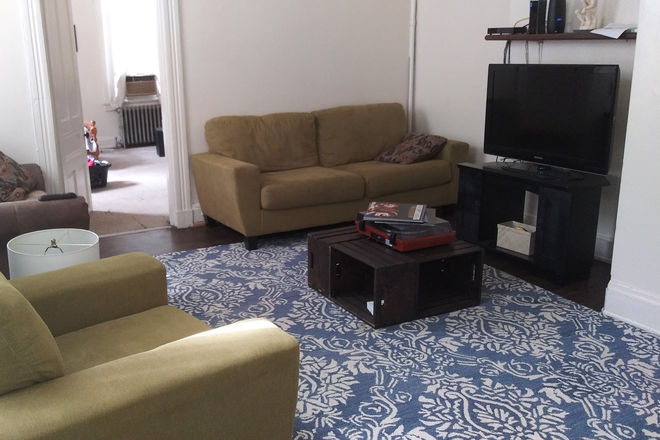 Livingroom - 2 blocks to campus! Only $660 a person! 3 bedroom 2 bath home ‐ huge rooms!
