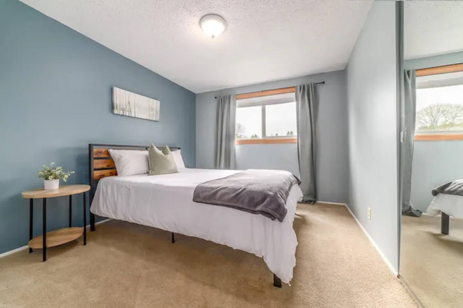 Bedroom 1. Each bedroom comes pre-furnished with a queen sized bed and nightstand. - Cozy Student Home near UO