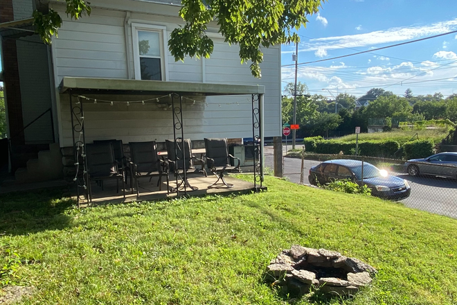 Spacious back yard and fire pit - 1 Block to Campus - 6 Bedroom/2.5 Bathroom - Available July/Aug 2026-2027/8 House