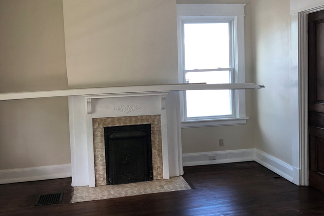 Living Room - 4 Bedroom House Norwood - walking distance to Xavier Campus