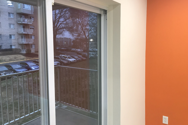 416 balcony off the single bedroom - 4th Floor, Perfect for 2 or 3 - one block off campus, balcony include Condo