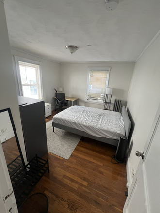 Room - Hillside St Apartment Near Green Line - Parking Spot Included!