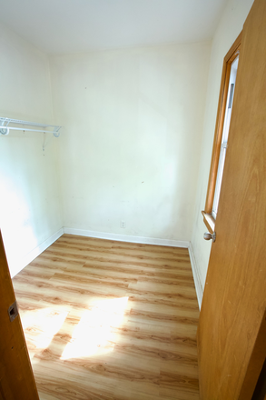 walk in closet - 923 S Aberdeen 2nd floor 4 bed 1 bath, 2 blocks from UIC and across from park Apartments
