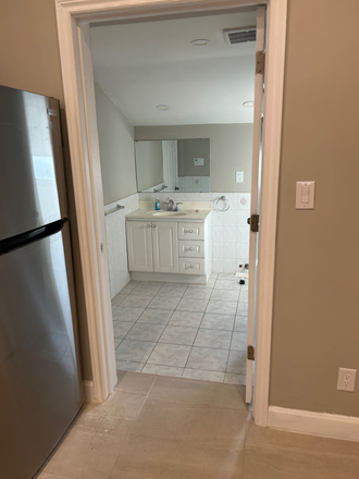 Large bathroom with shower - 266 Clinton st -main floor