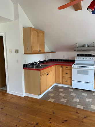 kitchen - Spacious, 2nd floor studio with cathedral ceilings in Fox Point Apartments