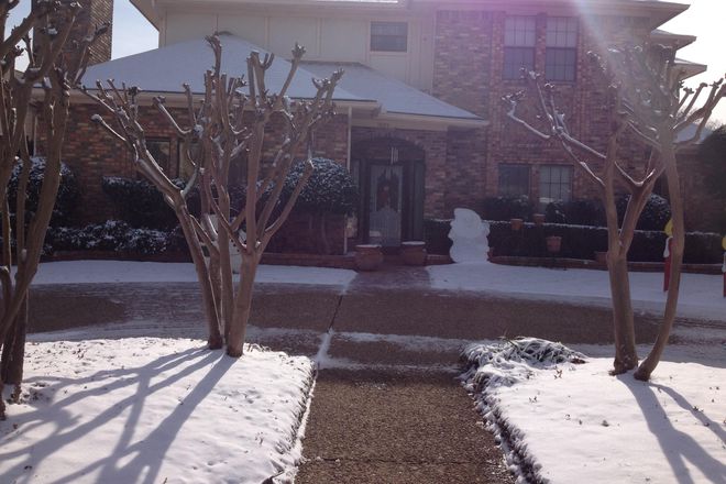 Beautiful 4 bedroom house; 4 full baths -- located on McCallum and Meandering; on bus line( $600 per month included all amenities, water, Cable, electricity - Beautiful 4bdrm house in quiet neighborhood 3min Walk 2 bus UT-Dallas -  $750/month free amenities