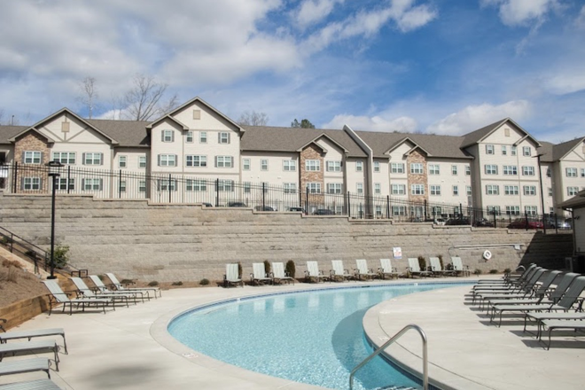 Outside view of the apartment building and pool - Private bedroom at Bellamy Apartments