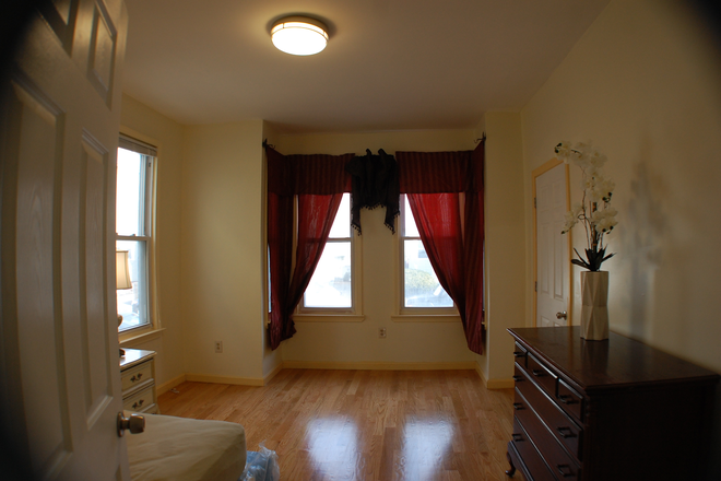 Large room - Room in 3-bedroom 1bath apt, near MBTA Orange Line and Green line, Bus 80,89,90 and 101.