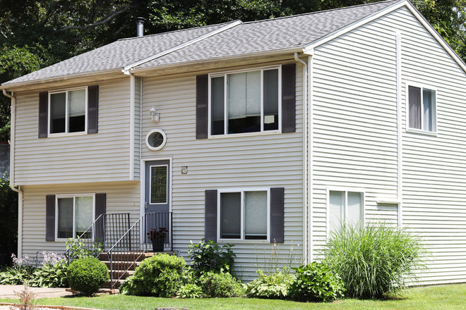 Front of House - Available for a group of 4! 4 Bedroom in Bonnet Shores! House