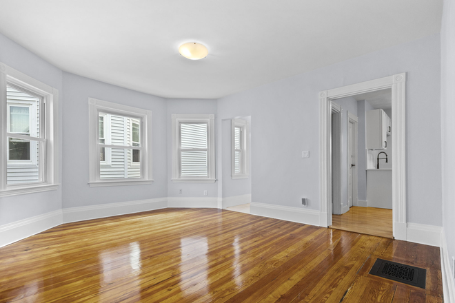 living room - **NO BROKERS FEE!!** Renovated 5 Bed / 2 Bath w/ LAUNDRY IN UNIT!! Available 9/1/26!! Apartments