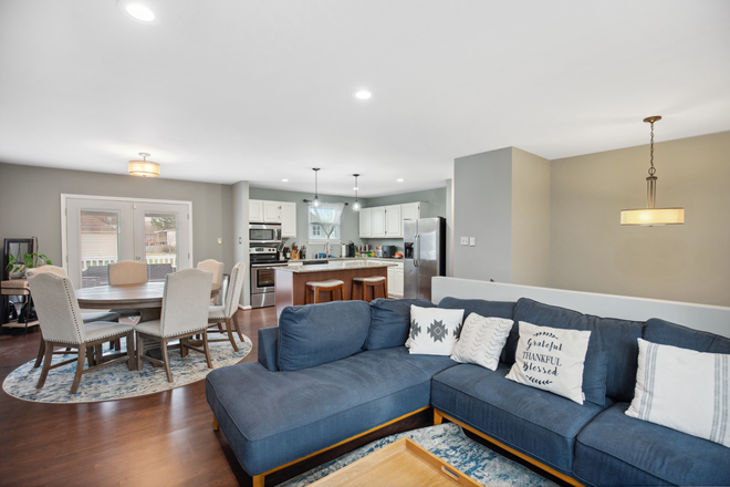 Upper level - great room - Stunning 4-Bedroom Home with Modern Comforts