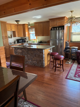 Beautiful kitchen, quartz counters, open to the dining room - Houseshare in Jamestown