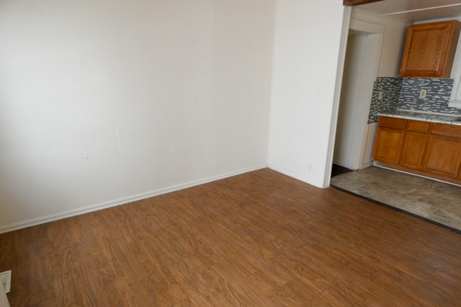 Living Room - ODUrent Offers 1405 W 42nd St House