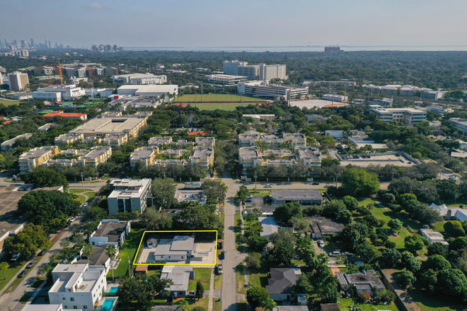 Distance from UM - Private 1/1 Available to Rent (one year lease) House