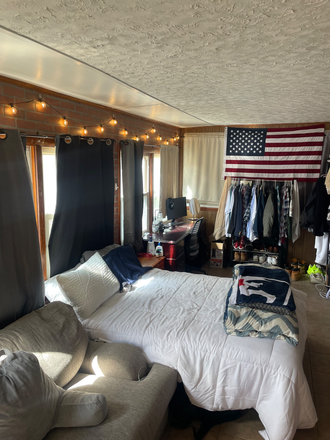 one half of the bedroom - House close to campus and 15 minutes from downtown Boston