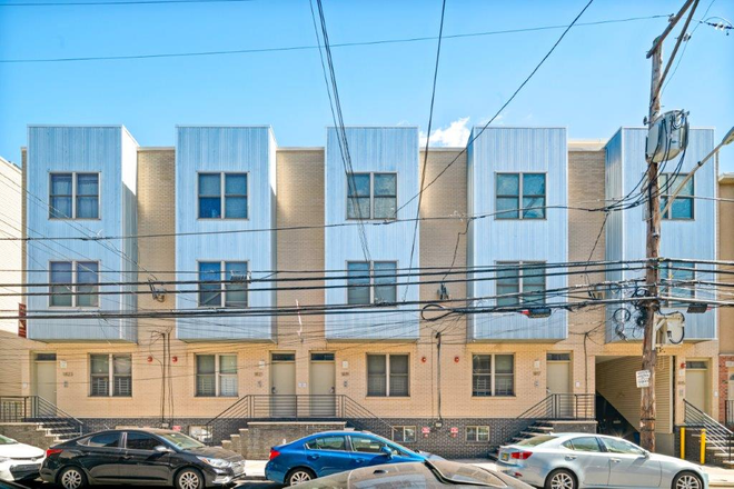 Front of Building - Temple Resev LLC , Student Housing walking distance to campus Apartments