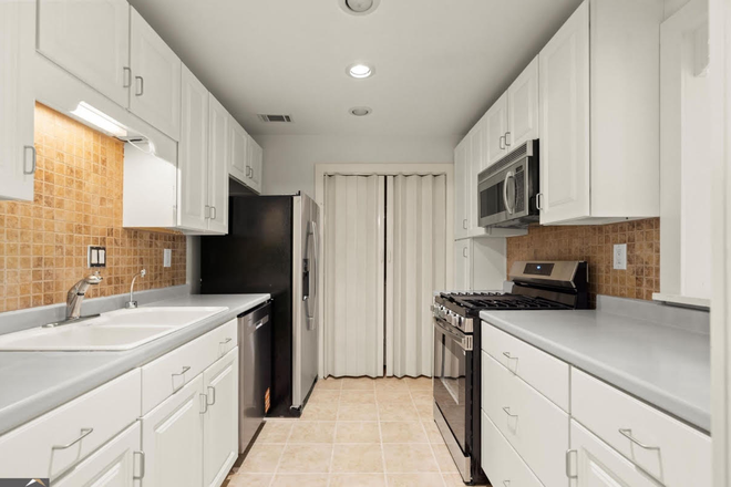 Kitchen - Room Available for Rent in Marietta, GA 30067 (Close to KSU Marietta Campus) Condo