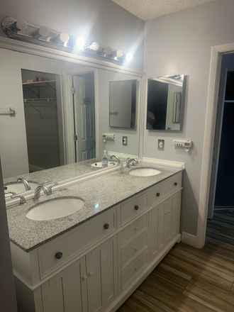 MASTER BATH HIS AND HERS VANITY - HUGE 4 BEDROOM DUPLEX WITH FENCED BACKYARD, HURRY WON'T LAST Rental