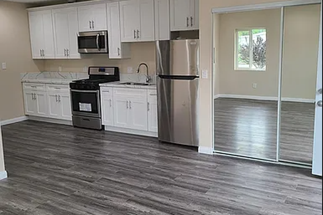 Open Floor Plan Studio - Updated Accessory Dwelling Unit/Studio (ADU) Close to ALL Apartments