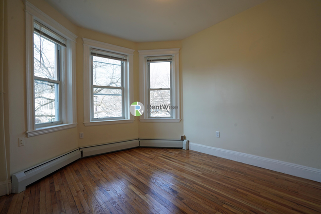 . - JULY 2025- Gorgeous Comm Ave 2 bed. H/Hw inc! Easy MBTA!