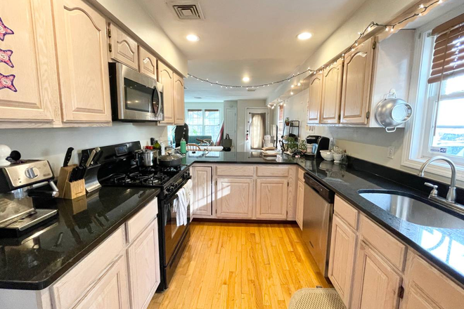 Call NOW for showings! 617-236-8600 - HARLESTON ST - XL 3 FLR TOWNHOUSE ON MISSION HILL FOR *9/1/2026* W/ IN UNIT LNDRY, RNTL PRKNG, DECK!