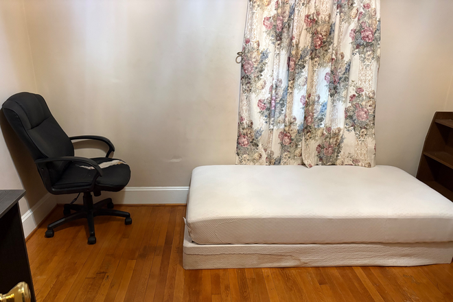 New mattress and bed - House in MOUNT RAINIER, 3 miles from campus