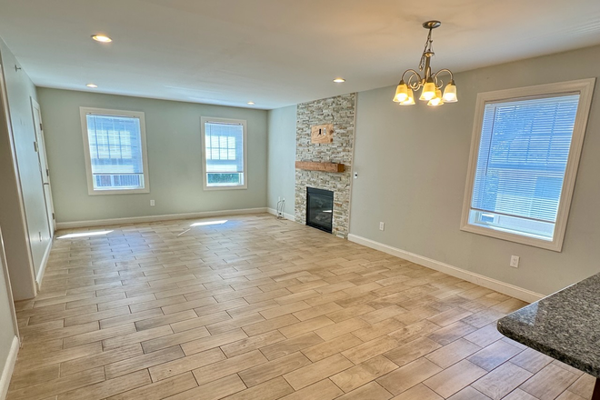 Living Area - 4 Bed 2 Bath Single Family! Great Grad Housing Off-Campus!! House