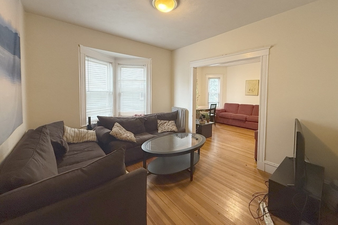LIVING - BRIGHT AND SPACIOUS 3 BED AVAIL 9/1/25! Apartments