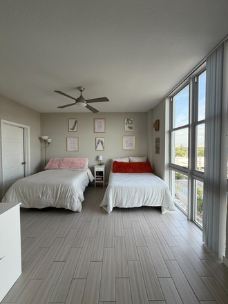 Master Bedroom - Close to Campus Apartments