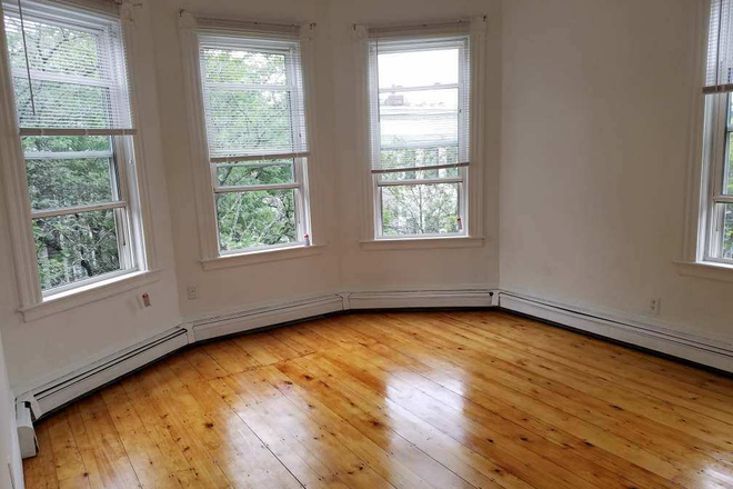 . - 3 bed 1 bath. Avail 9/2.AMAZING LOCATION Apartments