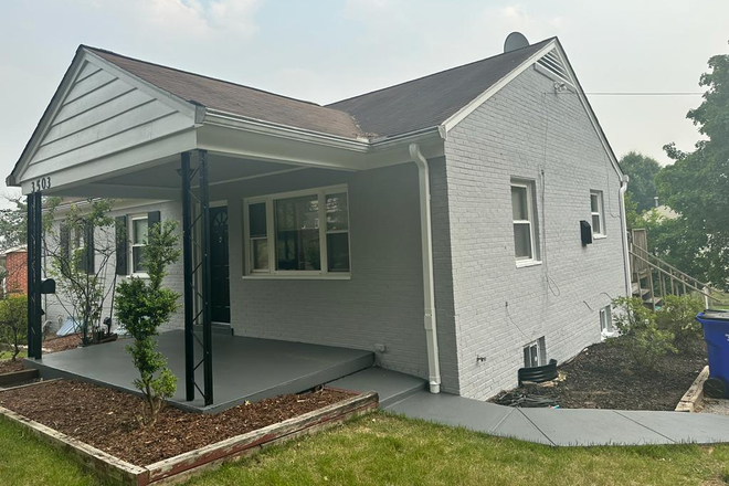 Outside Front - Single Family House Super Close to Campus