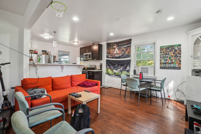 Living Room - Room in House in Berwyn Heights, 5 minute walk from campus