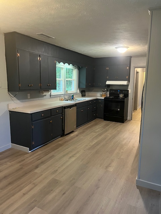 Newly appointed kitchen - Great newly renovated larger home 5 minutes to campus