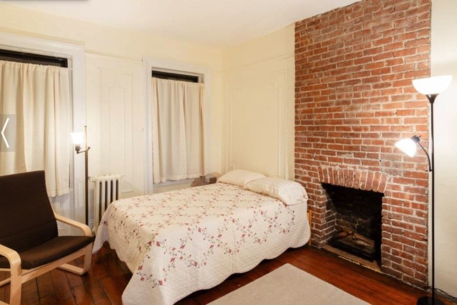 Bedroom available now - Large Bedroom in townhouse apartment - 20 minutes to campus!