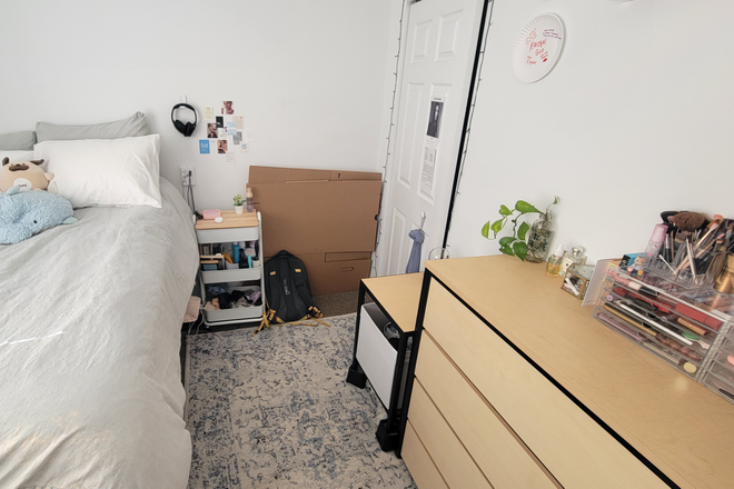 Bedroom - Commons 2 Lease Transfer, 4 bed/2 bath corner unit Apartments