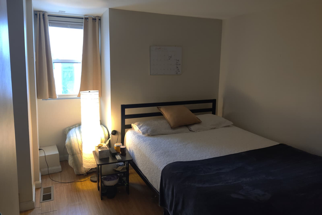 bedroom - 1 room and office space available in 4BR-2bath house in East Cambridge