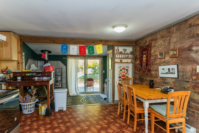 UNIT 1 (3 bedroom, 1 bathroom) - 2-7 BEDROOMS!  Close to UMass Campus! Apartments