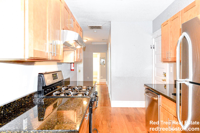 ... - BRIGHT & UPDATED 3 BED STEPS FROM CLEVELAND CIRCLE T Triplex