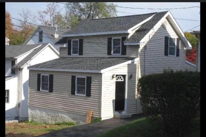 Single Famiiy Home in the Heart of Wayne PA - Student Approved Single Family Home close to campus