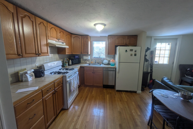Kitchen with refrigerator, stove, toaster, dishwasher - 1 Bedroom/1 personal Bathroom available on Third Street, Cambridge Apartments
