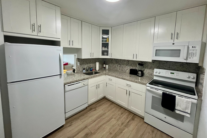 Kitchen - 1BR/1BA Condo – Fully Furnished, Updated, Great Amenities