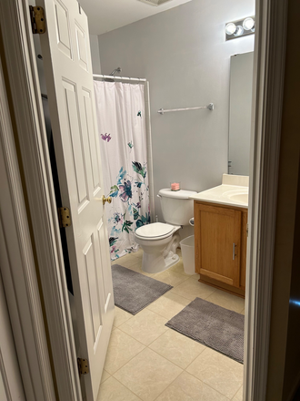 Shared Bathroom - Room for Rent with Shared Bathroom Townhome