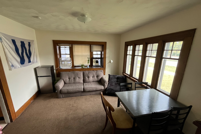 Dining room - 906 Michigan ave, Off campus house