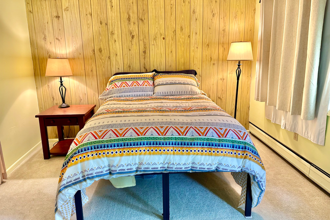 Studio Bedroom on the ground floor. - Lock in Your Budget: Studio Bedroom in Homeshare